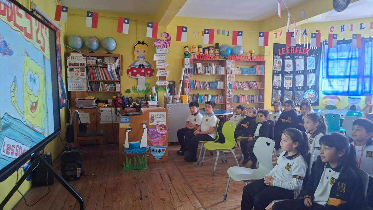 Estudiantes observando una película en el CRA